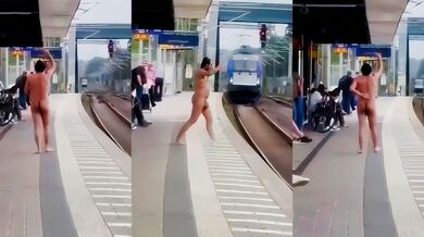 老外作死名场面 男子站台裸奔自杀 跳轨被火车碾压 身体碎片散落满地 画面血腥胆小勿入！